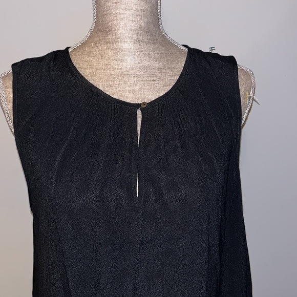 Madewell Black.  Excellent condition.
Sleeveless Keyhole Blouse Large - Picture 2 of 6
